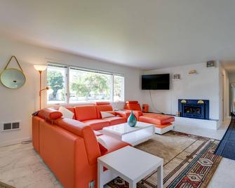Cozy Retreat in Spokane Valley with Fireplace - Spokane Valley - Living room