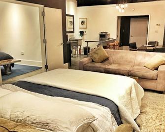 Prime Downtown Apartment/Free Onsite Parking/Walkable/Well Designed/Art Filled - Roanoke - Bedroom