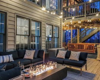 View from the Canoe | Resort Access, Views & Games - Jasper - Patio