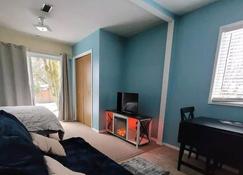 Entire Guest Suite with Hot Tub, ZERO Cleaning Fees (except for pets) - Port Alberni - Вітальня