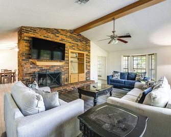 8 Mi to Lewisville Lake: Peaceful Countryside Home - Aubrey - Living room
