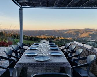 Ideal for 6 adults and 4 children, swimming pool, barbecue and playground - Arganil - Varanda