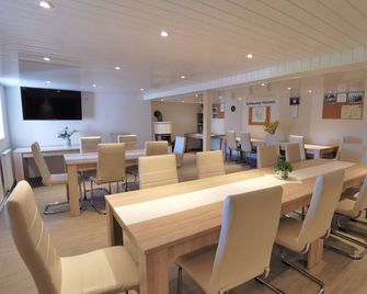 Clausen - Ferienwohnung mit 4 Schlafzimmern, 2 Bädern, Aufenthaltsraum mit Kamin und Garten - Wanderup