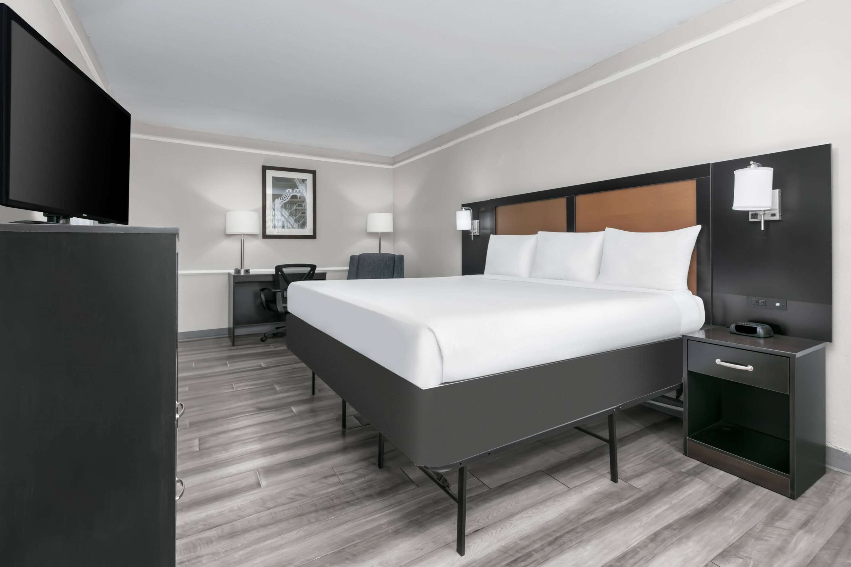 Baymont by Wyndham Austin University Area - Austin - Bedroom