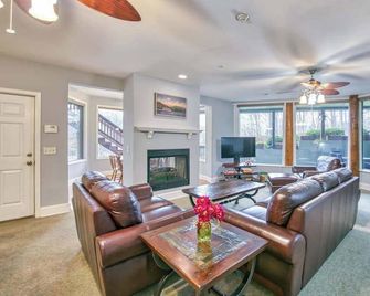 Samuel Court Cabin - Lake Junaluska - Living room