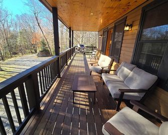 Rock Haven At North Street, Wooded Cabin Retreat In Old Forge, Ny - Old Forge - Balcony