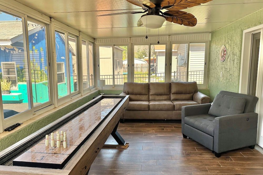 EPIC Weeki Wachee paddle house included paddleboards and kayaks! - Weeki Wachee - Sala de estar