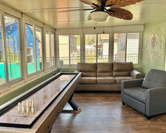 EPIC Weeki Wachee paddle house included paddleboards and kayaks! - Weeki Wachee - Sala de estar