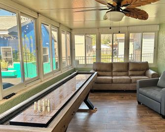 EPIC Weeki Wachee paddle house included paddleboards and kayaks! - Weeki Wachee - Sala de estar