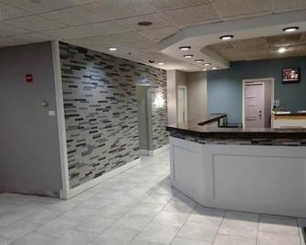 Travelodge by Wyndham Lincoln Northeast - Lincoln - Front desk