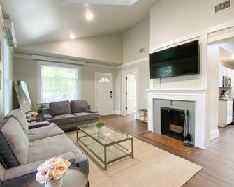 Stylish 2-bedroom Home in Downtown Vancouver - Vancouver - Living room