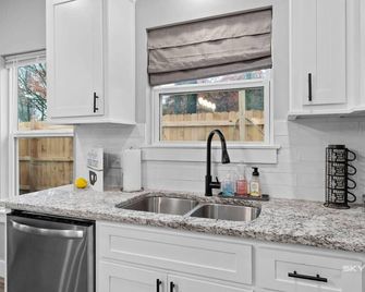 Central Getaway Off of I-49 - Springdale - Cocina