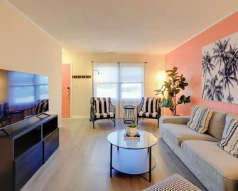 Walk to Atlantic Beach Townhome with Patio! - Atlantic Beach - Living room