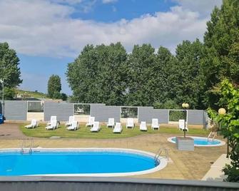 3-Bed Cabin Sleeps 6 with Pool & 5 mins to Beach - Sheerness - Zwembad