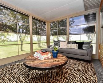 Rural Winona Co. Guest House Getaway: Relax and Enjoy the Simple Things in Life - Winona - Living room