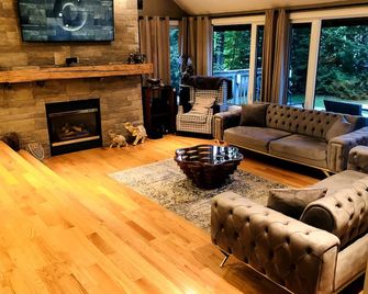 Guest Favourite Waterfront Cottage + Sauna | Beach | Private Dock - Georgian Bluffs - Living room