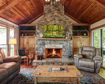 Wine Down Cottage - Mountain Views Sip Wine Fireside Watch Netflix Play Golf - Dawsonville - Living room