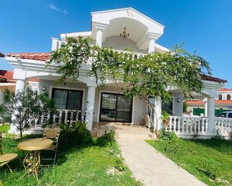 5 Bedroom Villa. Beautiful, Spacious Grounds and outlook - Ortaca - Edificio