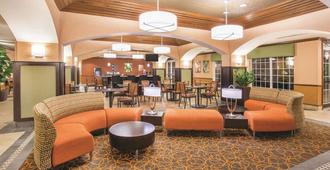 La Quinta Inn & Suites by Wyndham Bentonville - Bentonville - Resepsjon