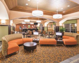 La Quinta Inn & Suites by Wyndham Bentonville - Bentonville - Lobi