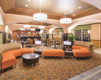La Quinta Inn & Suites by Wyndham Bentonville - Bentonville - Lobby