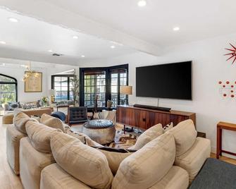Chic LA Hideaway w Soaking Tub Firepit Lounge Tranquil Backyard - Los Ángeles - Sala de estar