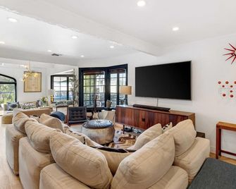 Chic LA Hideaway w Soaking Tub Firepit Lounge Tranquil Backyard - לוס אנג'לס - סלון