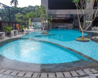 Luxurious 1BR @ L'Avenue Apartment near Sampoerna Universitas - Yakarta - Piscina