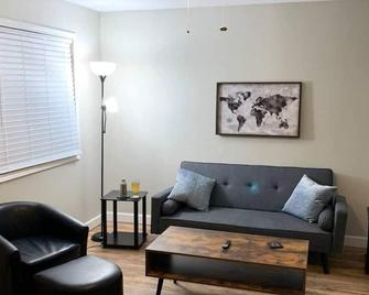 \'Air Commando-Condo\' Perfect Location in Clovis, NM - Clovis - Living room