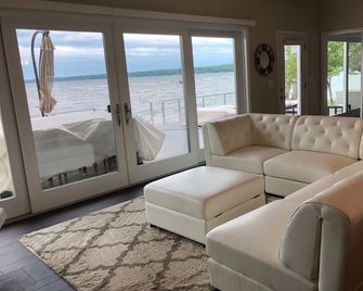 Brand New 5 Bedroom Lux Sylvan Beach House W Private Beach & Free Wifi - Sylvan Beach - Sala de estar