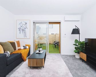 1 bed Central City Deluxe w/carpark - Christchurch - Living room