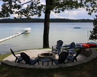 Beautiful, Crystal Clear Lake, Right on the Beach, Very Clean & Family Friendly! - Hillman - Patio