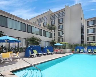 Holiday Inn & Suites Anaheim (1 Blk/Disneyland) By IHG - Anaheim - Pool
