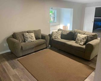 Entire House -Private Pool 3 Bedrooms 2 Baths - Oldsmar - Living room
