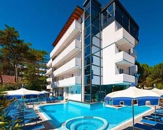 Hotel Bellevue - ליניאנו סביאדורו - בניין