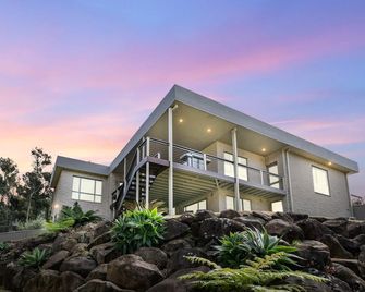 Serene Luxury Retreat on Malua Bay - Malua Bay - Building