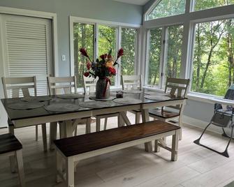 Cozy house for hiking/ skiing/ summer or fall - Mt Pocono - Dining room