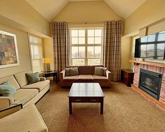 Spacious Blue Mountain 2 Storey - Wifi, Pool, Close to the Village & Golf - The Blue Mountains - Living room