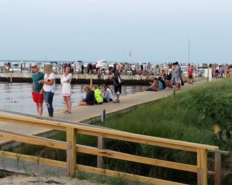 Affordable Ocean Beach, Fire Island Studio Sleeps 2 Max, Wifi, 31' Smart Roku Tv - Fire Island Pines - Patio