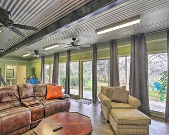 Pet-friendly Seguin Retreat w/ Deck & River Views! - Seguin - Wohnzimmer