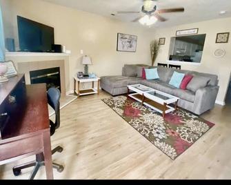 The Get-Away-Spot| Cozy & Spacious| Close to base - Jacksonville - Living room