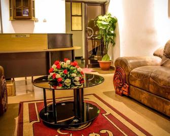 Mbale Travellers Inn - Mbale - Living room
