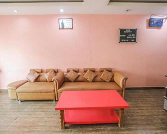 Hotel Sai Niwas - 羅納瓦拉 - 客廳