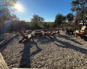Cabin 1 of 4 comfortably nestled in a country setting with amazing sunset view - Weatherford - Innenhof
