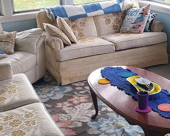 Fully furnished yr round home near Seneca Lake, on Wine trail, Family Friendly - Geneva