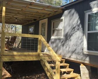 Charming Pondview Cabin - Andalusia - Patio
