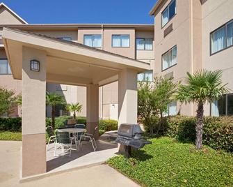 Great Value! Cozy King Suite | Complimentary Breakfast + Shared Outdoor Pool - San Angelo - Patio