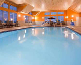 GrandStay Hotel & Suites Morris - Morris - Pool