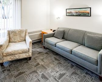 Courtyard by EVRentals - Hyannis - Living room