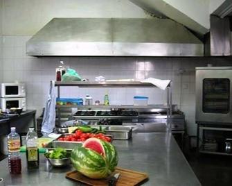 Two Flowers Hotel - Pedhoulas - Cocina